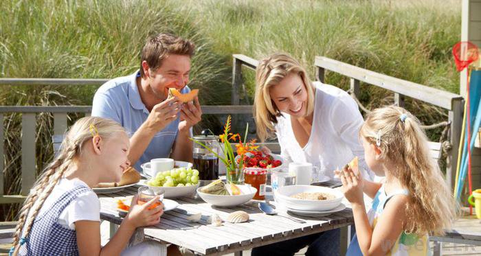 一家人享用食物野餐。